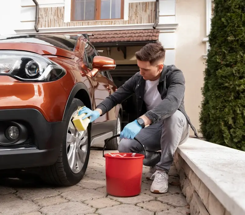 Lavage auto à domicile Saint-Pierre-La-Noue : professionnel intervenant sur un véhicule